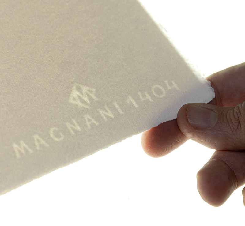 The Magnani 1404 watermark, visible only in backlight, attests that the paper is genuine and is therefore of high quality. It allows Magnani papers to be identified and dated, but it also helps to discourage counterfeiting.